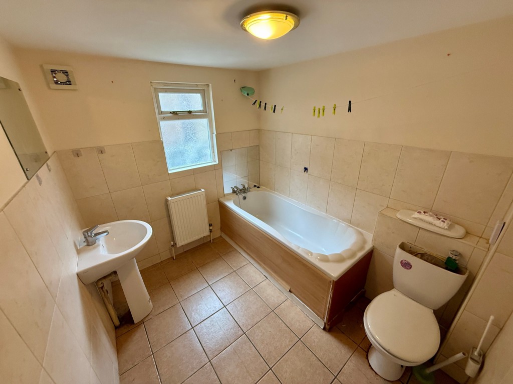 Lot: 88 - VACANT FOUR STOREY PROPERTY IN TOWN CENTRE - Maisonette -first floor- bathroom with W.C.